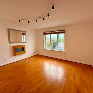 2 bedroom flat in Tullis Gardens - Image 2