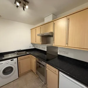 2 bedroom flat in Tullis Gardens - Image 4