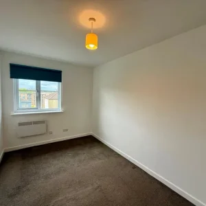 2 bedroom flat in Tullis Gardens - Image 6