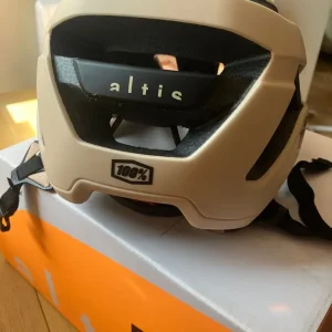 Altis 100% mountain bike helmet size small-medium - Image 2