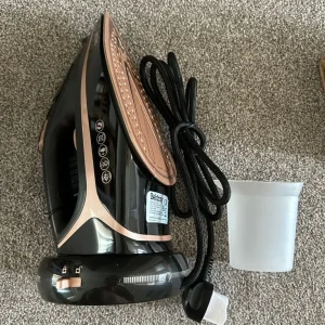 Beldray 2-in-1 Cordless Steam Iron – Rose Gold – Never Used - Image 2