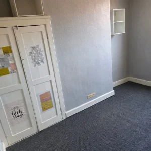 Clean single room with wardrobe and carpet - Image 2