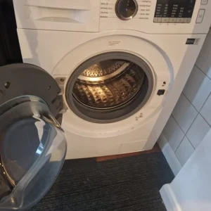 Samsung front-load washing machine - Image 4