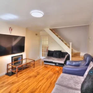 2 bedroom terraced house with garden and garage - Image 2