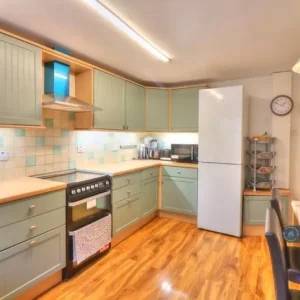 2 bedroom terraced house with garden and garage - Image 4
