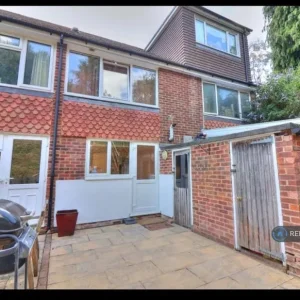2 bedroom terraced house with garden and garage - Image 8
