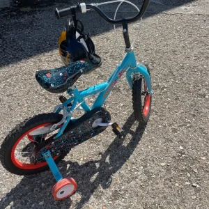 Kids bike with helmet - Image 2