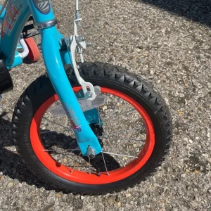 Kids bike with helmet - Image 5