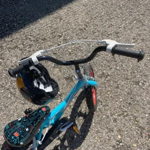 Kids bike with helmet - Image 6