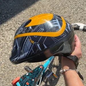 Kids bike with helmet - Image 7