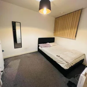 Double Bedroom with Balcony in Apartment Near University - Image 2
