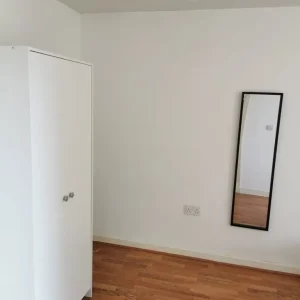 Double Bedroom with Balcony in Apartment Near University - Image 3