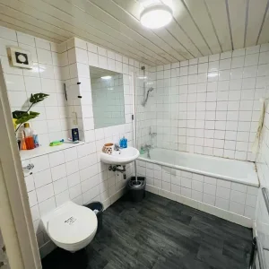 Double Bedroom with Balcony in Apartment Near University - Image 6
