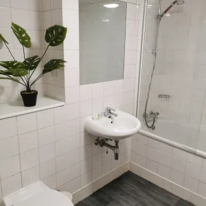Double Bedroom with Balcony in Apartment Near University - Image 7