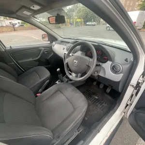 Dacia Duster 2015 1.6 petrol manual 5-door - Image 4