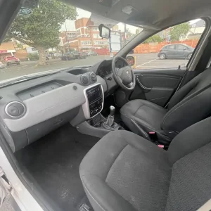 Dacia Duster 2015 1.6 petrol manual 5-door - Image 5