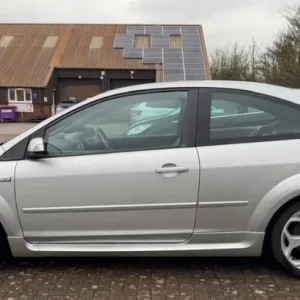 Ford Focus 2007 Hatchback 3-door manual - Image 3
