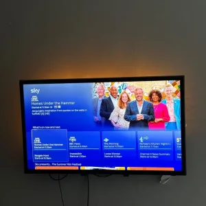 32 Inch Samsung Tv - Image 2