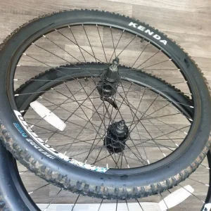27.5 wheel mountain bike with disc brakes and Carrera wheels
