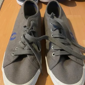 Men’s trainers and pumps - Image 3