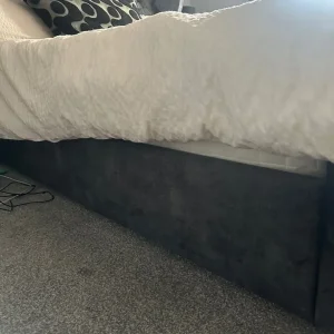 King-sized bed, 5 months old, thick mattress - Image 3