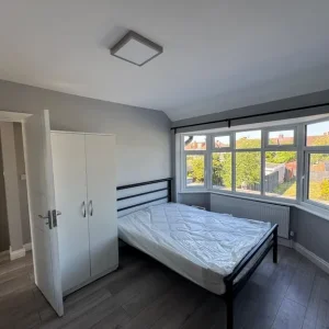 4 Bed House with Studio Flat - Image 2