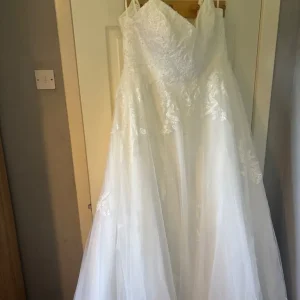 Wedding dress size 20 - Image 2