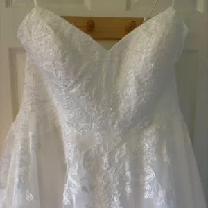 Wedding dress size 20 - Image 3