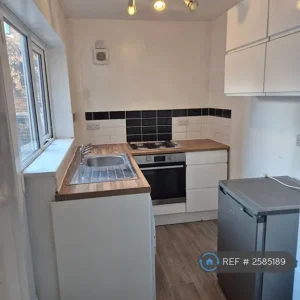 2 bedroom terraced house in Coulsdon, Greater London - Image 2