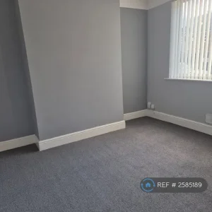 2 bedroom terraced house in Coulsdon, Greater London - Image 3