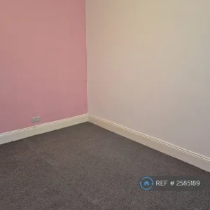 2 bedroom terraced house in Coulsdon, Greater London - Image 7