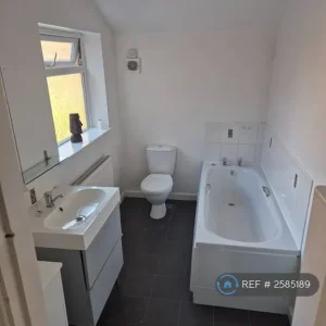 2 bedroom terraced house in Coulsdon, Greater London - Image 8