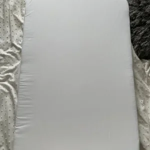 Tutti Bambini CoZee Luxe Bedside Crib – Velvet Grey & Walnut - Image 3