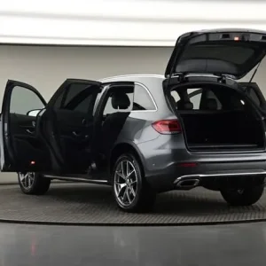 2022 Mercedes-Benz GLC 300de Plug-in Hybrid SUV - Image 8