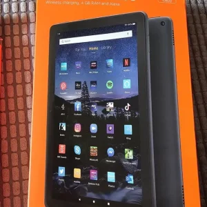 Amazon Fire 10 HD Plus 32GB with SD Card - Image 4