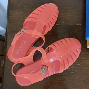 Select Women Frozen Flat Jelly Sandals Coral Size 6 - Image 2
