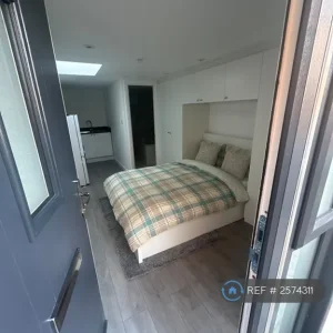 Furnished studio flat in Greenhithe Close, DA15 - Image 2