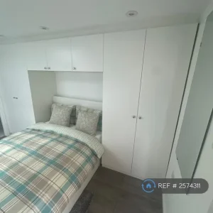 Furnished studio flat in Greenhithe Close, DA15 - Image 3