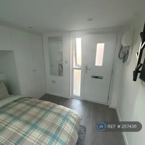 Furnished studio flat in Greenhithe Close, DA15 - Image 4