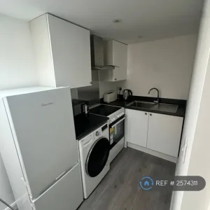 Furnished studio flat in Greenhithe Close, DA15 - Image 6