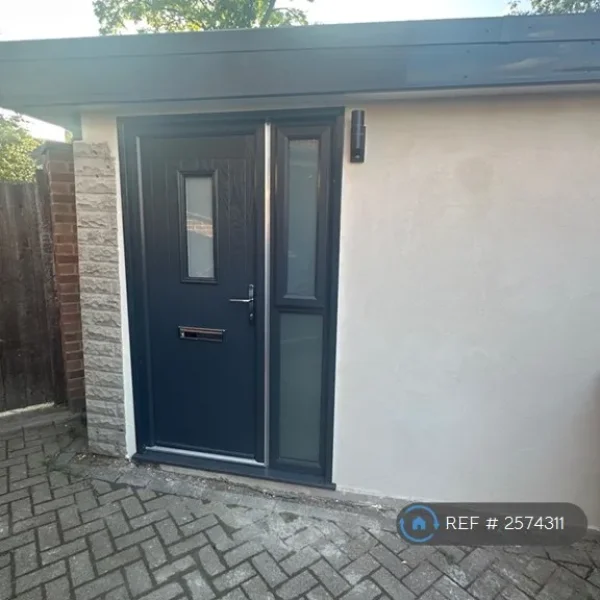 Furnished studio flat in Greenhithe Close, DA15