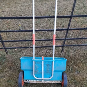 Gardena lawn spreader - Image 3