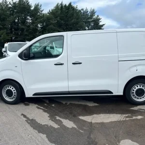 2022 Peugeot Expert 1000 1.5 BlueHDi 100 Professional Premium Van - Image 4