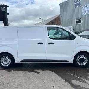 2022 Peugeot Expert 1000 1.5 BlueHDi 100 Professional Premium Van - Image 8