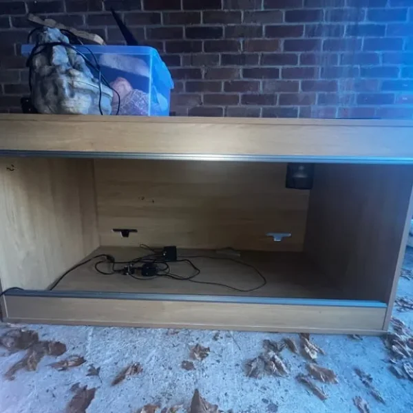 Oak vivarium tank with 4x2x2 setup and accessories