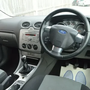 2009 Ford Focus 1.6 Zetec 5-door hatchback petrol manual - Image 2