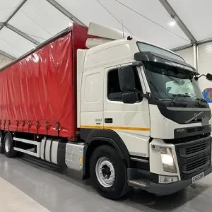 Volvo FM 330 6x2 Rear Lift Sleeper Cab Curtainsider - Image 7