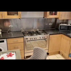 Studio flat in Bohun Grove, Hertfordshire - Image 3