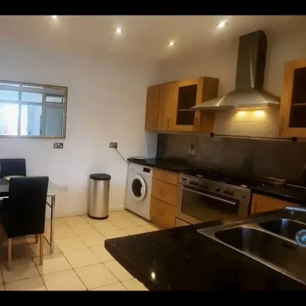 Studio flat in Bohun Grove, Hertfordshire