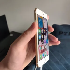 iPhone 7 32GB Gold - Image 4